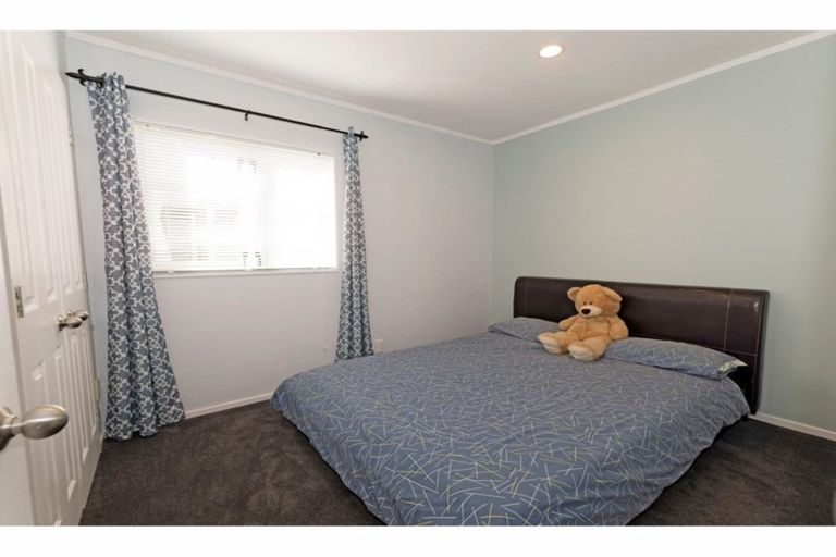 Photo of property in 3 Neta Grove, Henderson, Auckland, 0612