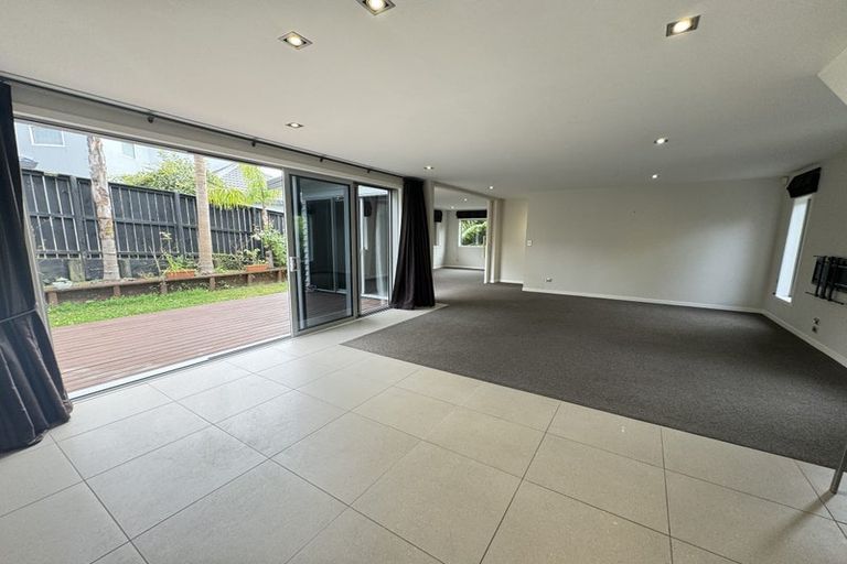 Photo of property in 2/6 Sandford Street, Campbells Bay, Auckland, 0630