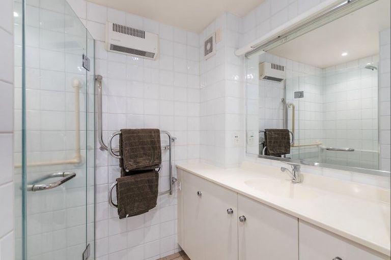 Photo of property in Seaview Apartments, 3/64 Milford Road, Milford, Auckland, 0620