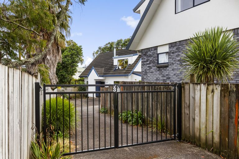 Photo of property in 2/3 Lantana Road, Green Bay, Auckland, 0604