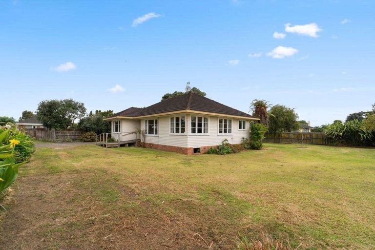 Photo of property in 16 London Street, Te Atatu Peninsula, Auckland, 0610