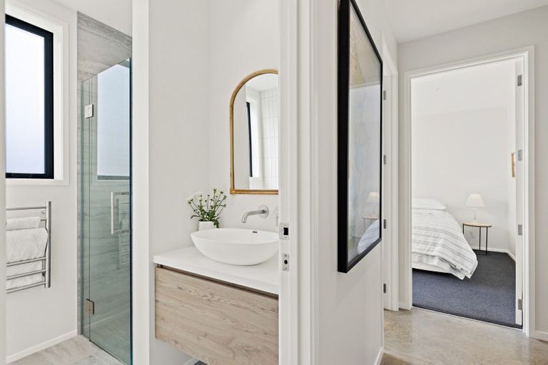 Photo of property in 75 Sandpiper Avenue, Point Wells, 0986