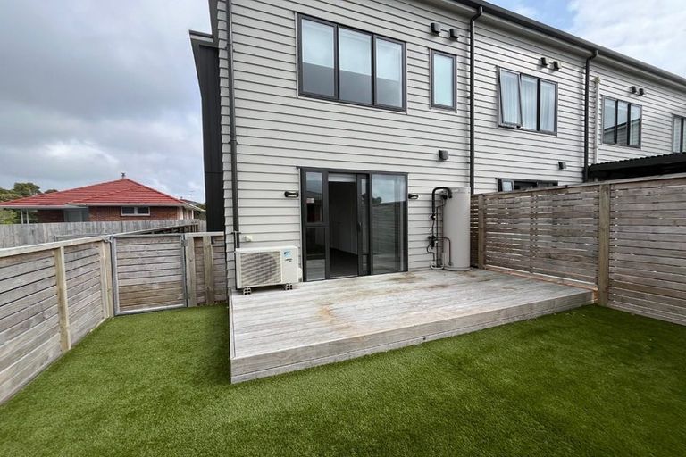 Photo of property in 4/504 Don Buck Road, Massey, Auckland, 0614