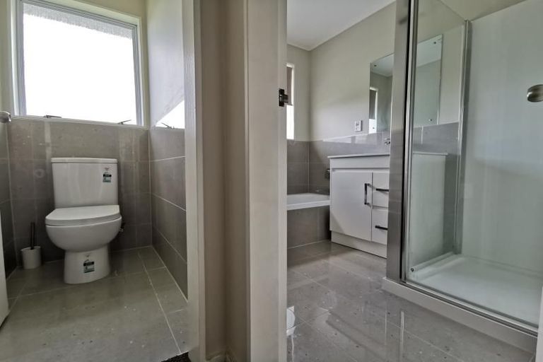 Photo of property in 12 Evesham Place, Newlands, Wellington, 6037