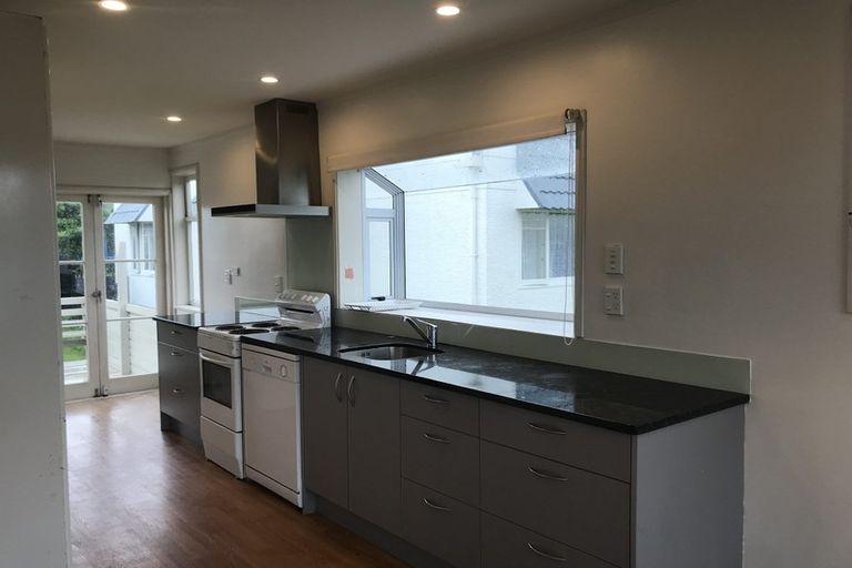 Photo of property in 1/4 Shakespeare Road, Milford, Auckland, 0620