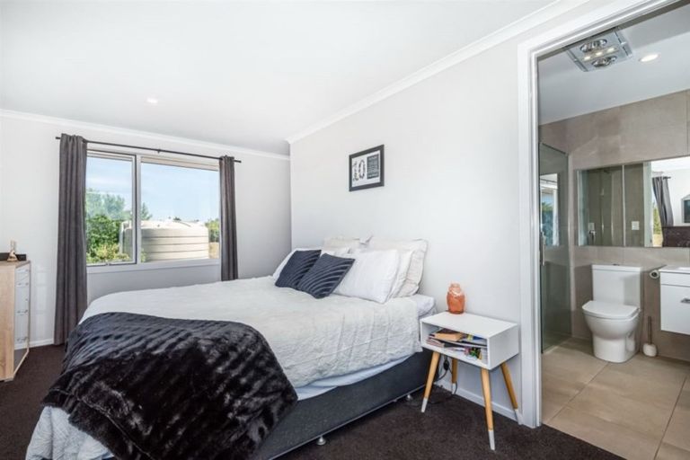 Photo of property in 773 Waitakere Road, Kumeu, 0891