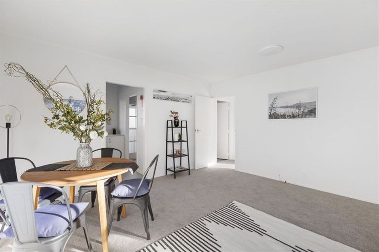 Photo of property in 1/406 Glenfield Road, Glenfield, Auckland, 0629