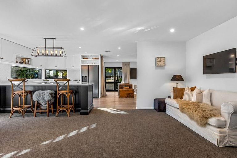 Photo of property in 100 Gardiners Road, Harewood, Christchurch, 8051