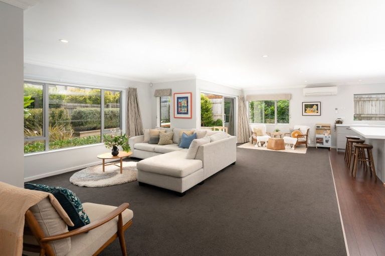 Photo of property in 15 Belize Grove, Grenada Village, Wellington, 6037