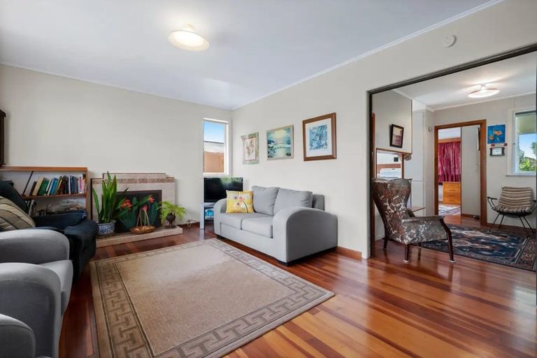 Photo of property in 14 Ward Crescent, Te Atatu Peninsula, Auckland, 0610