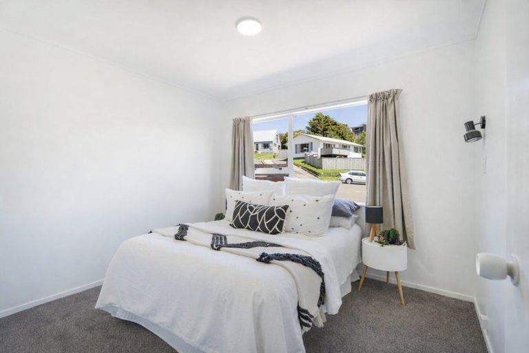 Photo of property in 5 Pimlico Place, Newlands, Wellington, 6037