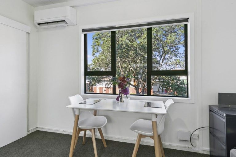 Photo of property in 118 Akaroa Drive, Maupuia, Wellington, 6022