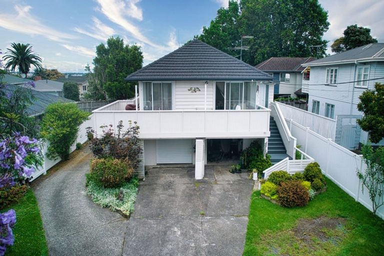 Photo of property in 31 Covil Avenue, Te Atatu South, Auckland, 0610