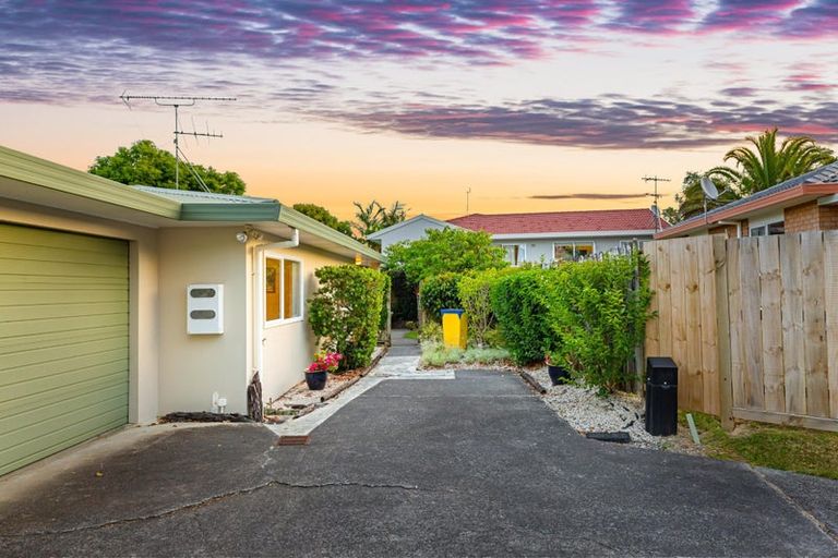 Photo of property in 24 Milan Drive, Glen Eden, Auckland, 0602