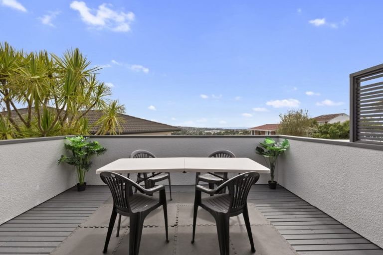 Photo of property in 2/283 Glenfield Road, Glenfield, Auckland, 0629