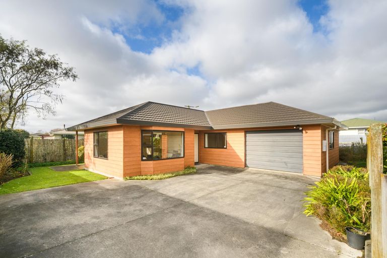 Photo of property in 19 Woburn Place, Takaro, Palmerston North, 4412