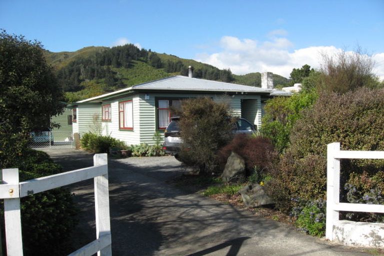 Photo of property in 28 Wellington Road, Wainuiomata, Lower Hutt, 5014