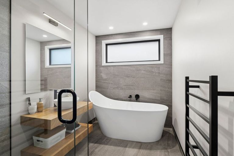 Photo of property in 16 Sentinel Drive, Lake Hawea, 9382