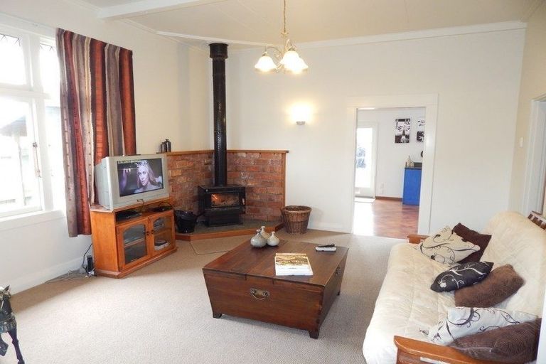 Photo of property in 17 Lyndhurst Street, Westport, 7825