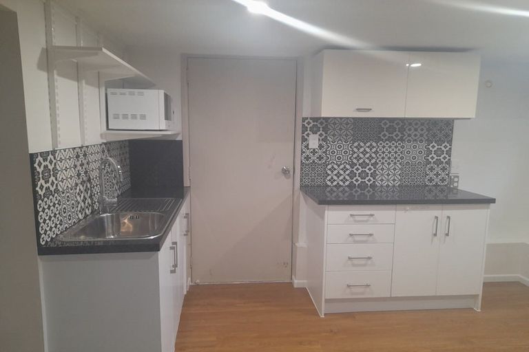 Photo of property in 557 Glenfield Road, Glenfield, Auckland, 0629