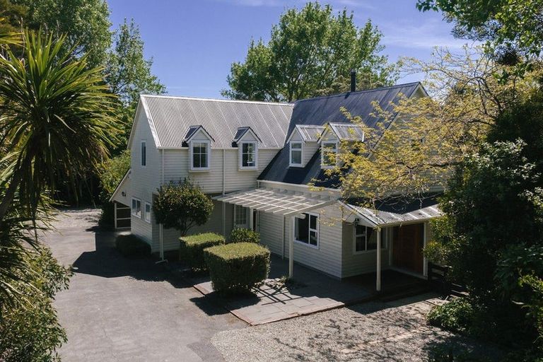 Photo of property in 200 Aokautere Drive, Fitzherbert, Palmerston North, 4471