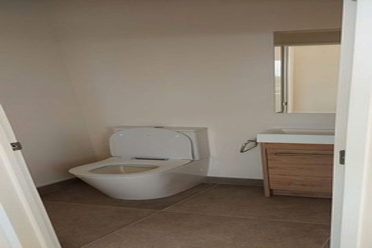 Photo of property in 1c Taupiko Place, Green Bay, Auckland, 0604