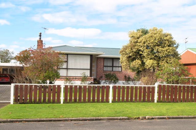 Photo of property in 2/3 Nogat Avenue, Papatoetoe, Auckland, 2024