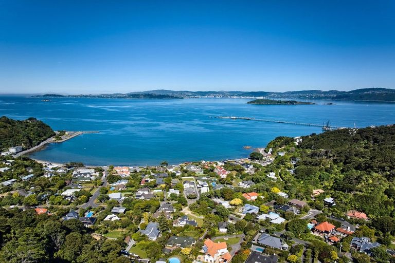 Photo of property in 9 Whiorau Grove, Lowry Bay, Lower Hutt, 5013