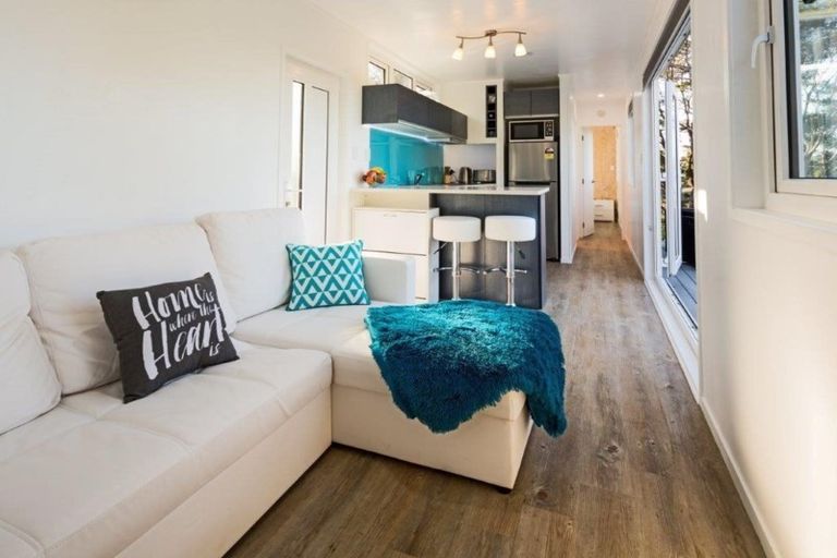 Photo of property in 19 Rauhuia Crescent, Parau, Auckland, 0604