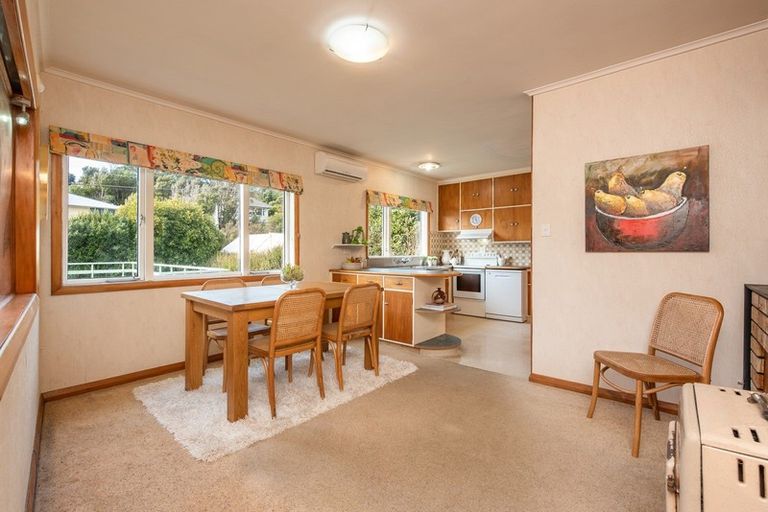 Photo of property in 8 Miles Crescent, Newlands, Wellington, 6037