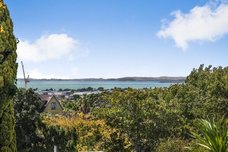 Photo of property in 10a Currey Crescent, Milford, Auckland, 0620