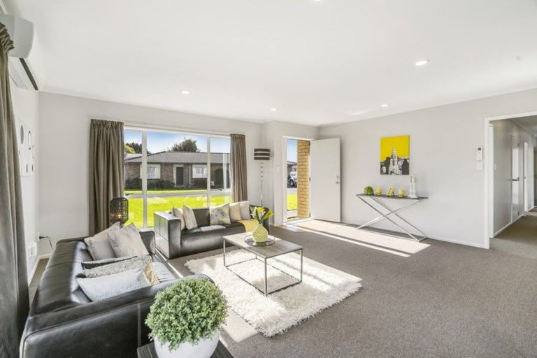 Photo of property in 15 Hocken Place, Mangere Bridge, Auckland, 2022