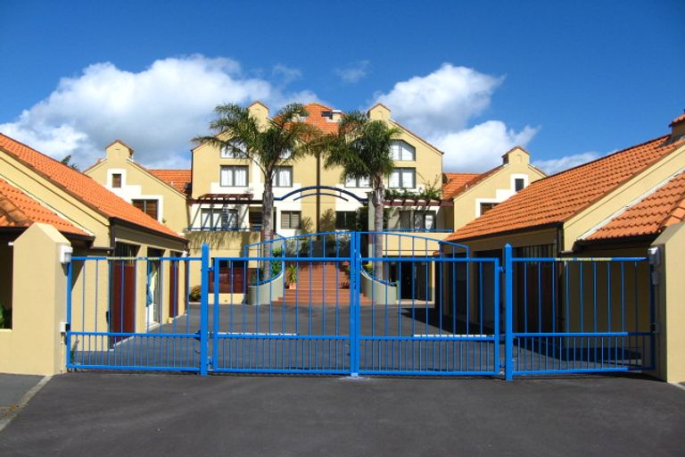 Photo of property in 90 Harbour Village Drive, Gulf Harbour, Whangaparaoa, 0930