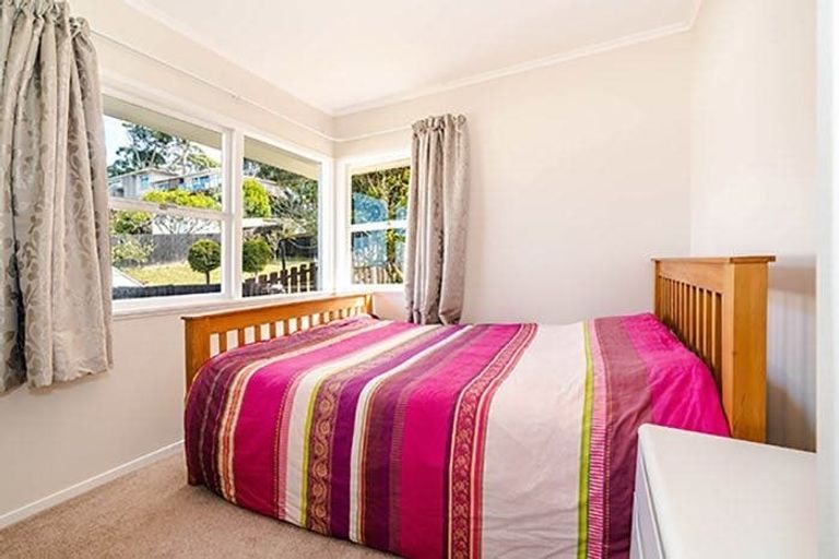 Photo of property in 54 Ravenwood Drive, Forrest Hill, Auckland, 0620