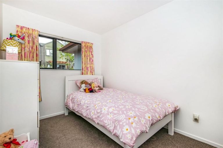 Photo of property in 3/42 Fields Parade, Oteha, Auckland, 0632