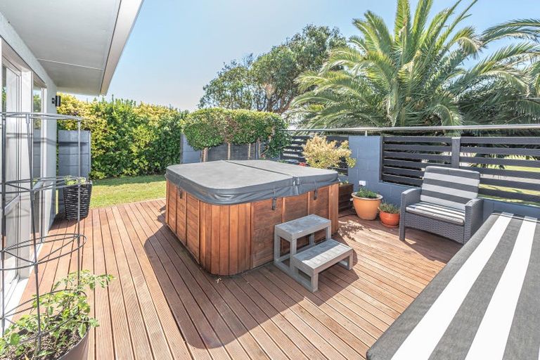 Photo of property in 18 Golf Vue Place, Castlecliff, Whanganui, 4501