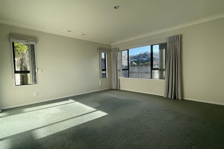 Photo of property in 17 Glanmire Road, Newlands, Wellington, 6037