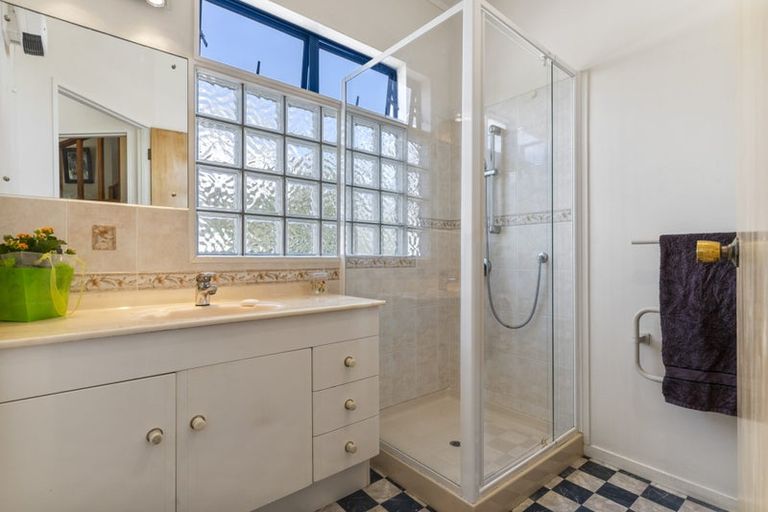 Photo of property in 40 Mccahill Views, Botany Downs, Auckland, 2010