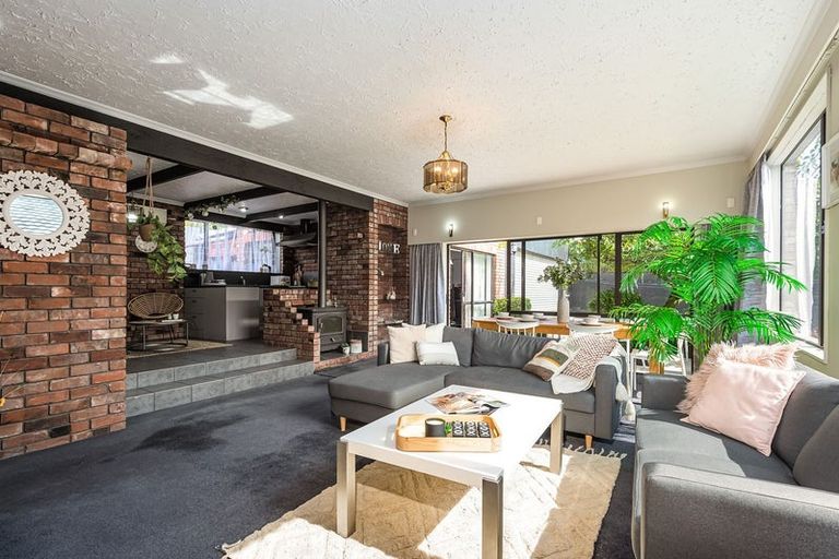 Photo of property in 327 Avonhead Road, Avonhead, Christchurch, 8042