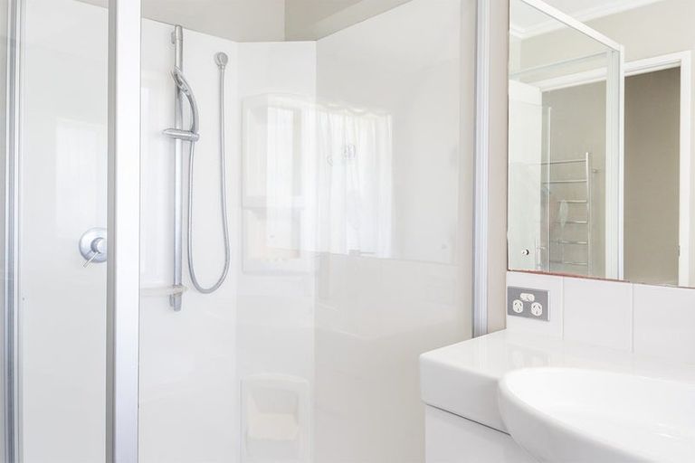 Photo of property in 11a Barron Drive, Green Bay, Auckland, 0604