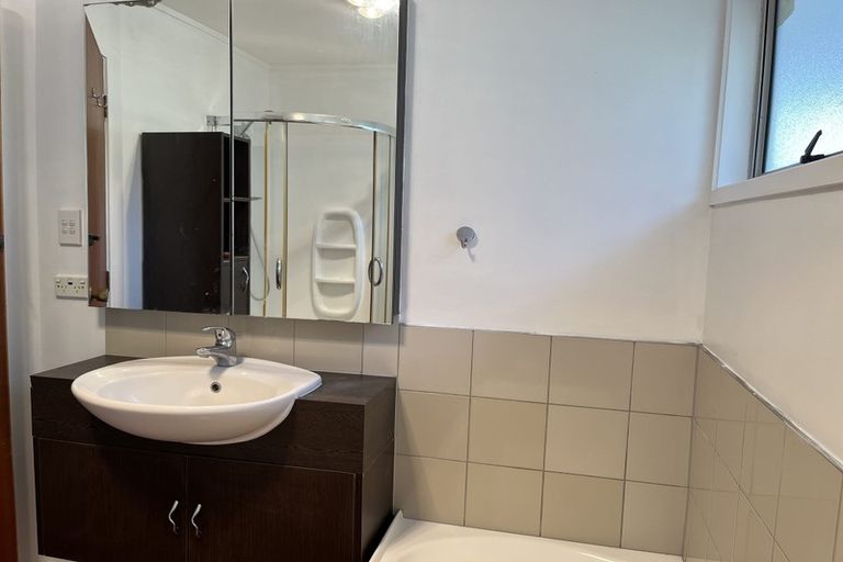 Photo of property in 20 Santiago Crescent, Unsworth Heights, Auckland, 0632