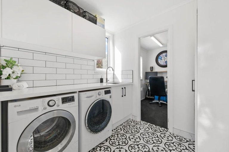 Photo of property in 84 Shaw Road, Oratia, Auckland, 0604