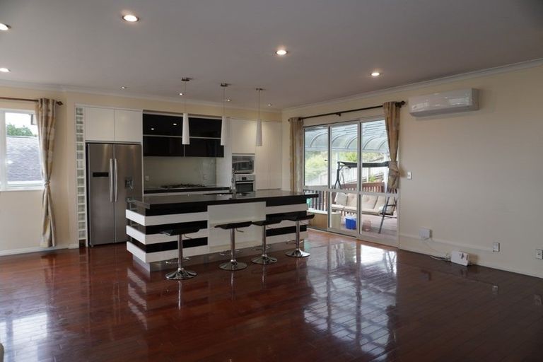 Photo of property in 11 Namsan Close, Fairview Heights, Auckland, 0632