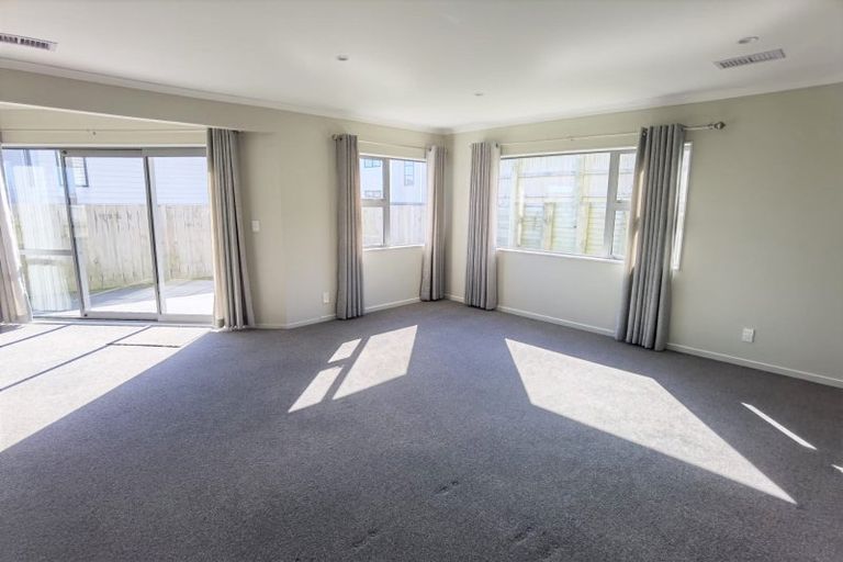 Photo of property in 5a Sandino Place, Grenada Village, Wellington, 6037