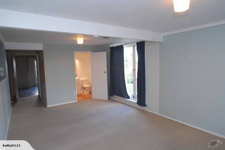 Photo of property in 296 East Coast Road, Forrest Hill, Auckland, 0620