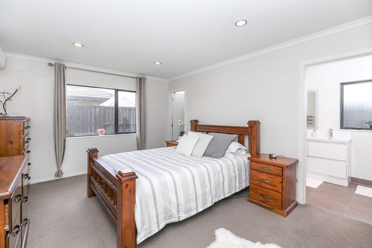 Photo of property in 28 Whitney Place, Rototuna North, Hamilton, 3210