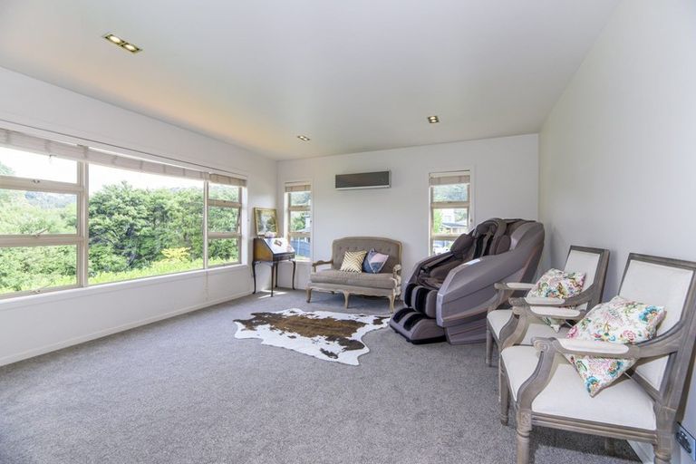 Photo of property in 1 Stow Place, Henderson, Auckland, 0612