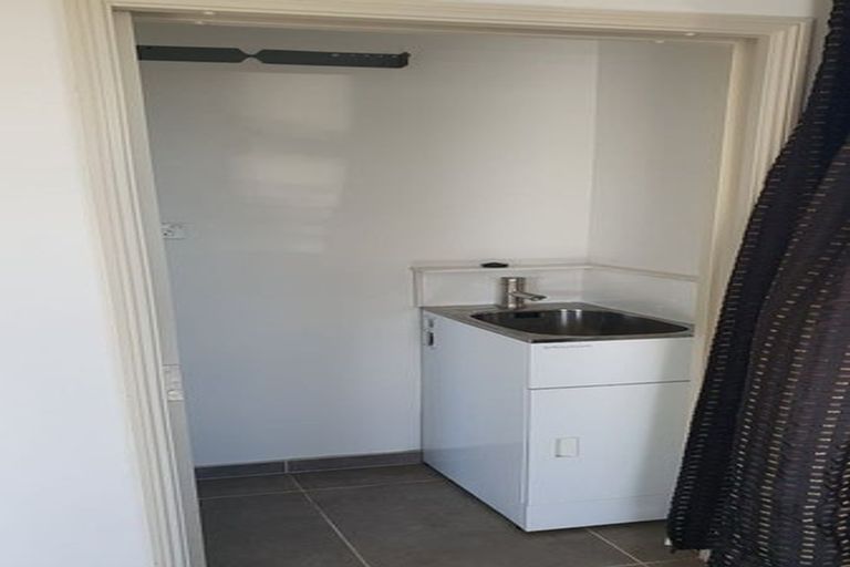 Photo of property in 27 Pahi Place, West Harbour, Auckland, 0618