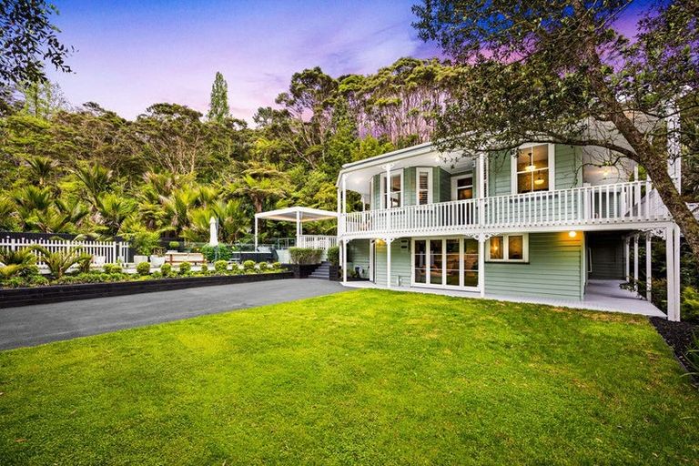 Photo of property in 1-9 Deirdre Place, Titirangi, Auckland, 0604