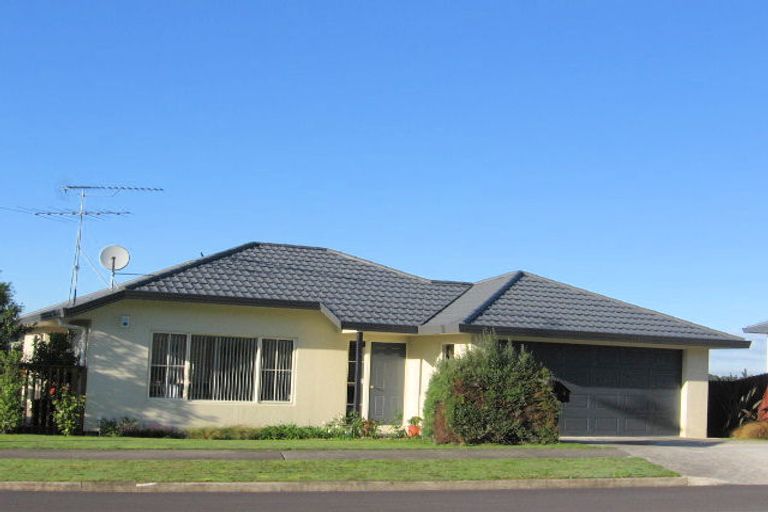 Photo of property in 8 Fairchild Avenue, Goodwood Heights, Auckland, 2105